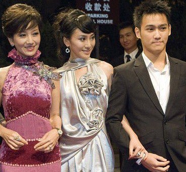 赵雅芝儿子黄恺杰女友刘凯茵家庭背景