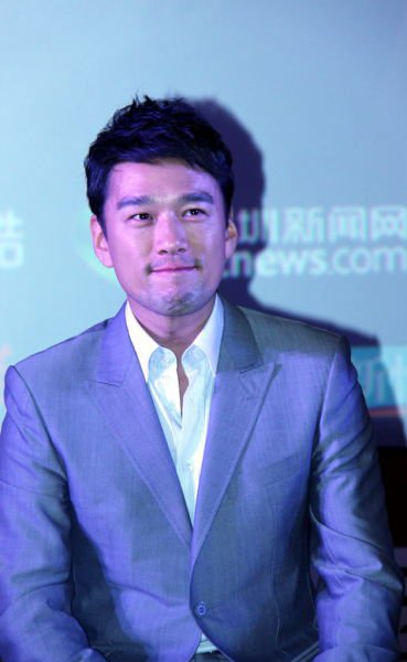 王耀庆出生于1974年7月15日,是台湾艺人,祖籍是山东,王耀庆拥有178cm的身高,毕业于辅仁大学。