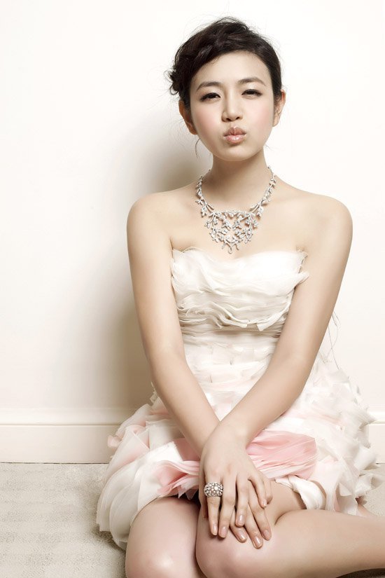 陈妍希2006年从美国南加州大学(USC)毕业,可谓是才貌双全。陈妍希的父亲经商、家境也是不错,进入演艺圈也一直是顺风顺水。