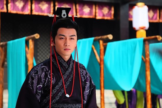 杨萍的电视作品如下:《小芳》饰刘华 ,剪爱》饰何蕊 ,《黛玉传》饰邢岫烟 ,《风雨雕花楼》饰哓红 ,《天经地义》饰女主青年。