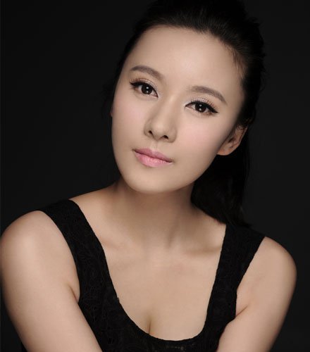 杨萍的籍贯是上海 ,身高也有165cm,星座是水瓶座,体重仅仅只有47kg,简直是魔鬼身材呢。想象杨萍跟陈晓站在一起简直是郎才女貌啊。