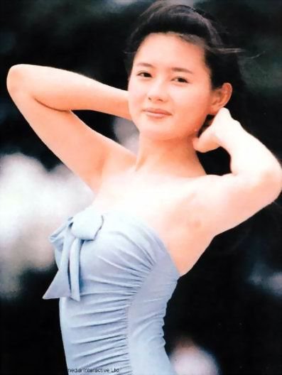 NO5 李丽珍 李丽珍出生于1966年,是著名的三级片艳星,曾是台湾金马奖影后,她的代表作有《千言万语》和《开心鬼》等。