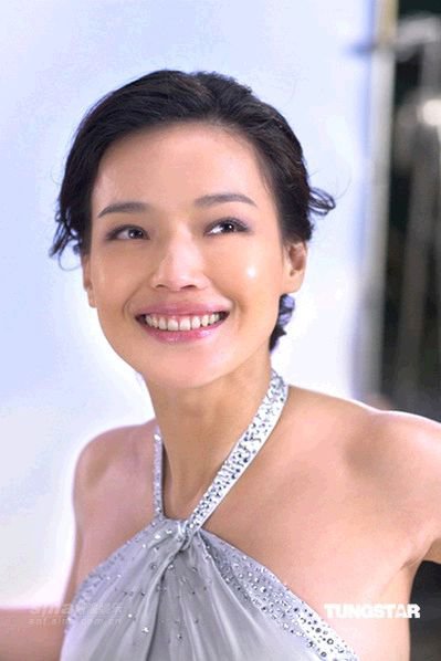 NO4舒淇 舒淇出生于1976年,是香港著名女演员,被导演王晶看重,开始了她的演艺生涯,代表作很多,有《玉蒲团之玉女心经》和《红灯区》等。