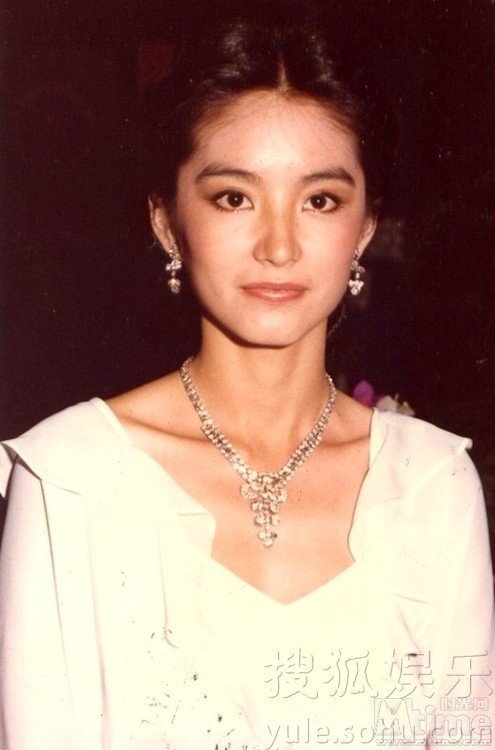 NO1ϼ ϼ1954꣬һдɫʵŮԱڶԱòʮϿɣĴܶ࣬жܵĽɫƾ䡣 