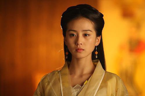 No4.刘诗诗 刘诗诗是那种很有亲和力,很平易近人的美女。不经意之间流露出来的诗情画意迷倒了众多粉丝,一部《步步惊心》更是让大家熟知了这个女孩子。
