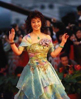 刘晓庆佩戴翡翠图片