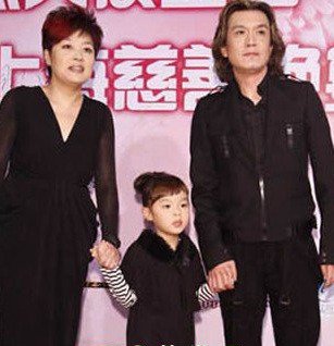李咏老婆以及女儿照片和资料