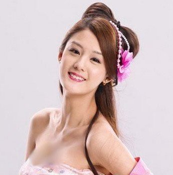 台湾女艺人宋纪妍发型图片和服装搭配