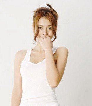 台湾女艺人宋纪妍发型图片和服装搭配