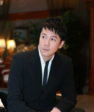 蔡国庆发型图片 明亮的眼睛让人着迷