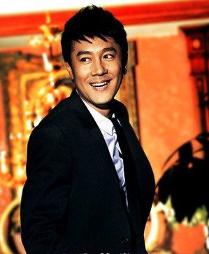 蔡国庆发型图片 明亮的眼睛让人着迷