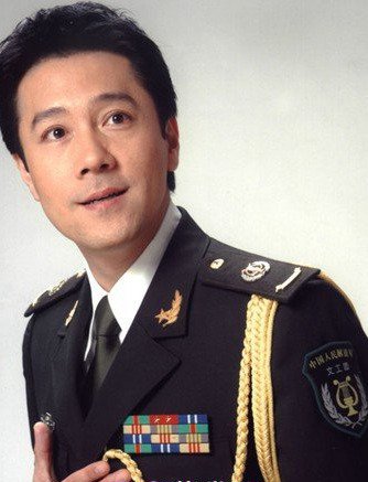 蔡国庆发型图片 明亮的眼睛让人着迷