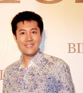 蔡国庆发型图片 明亮的眼睛让人着迷
