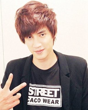 �޺�֤��������ͼƬ���ݹ��ĵ��Ӿ� �޺�֤˧��ͼƬ����