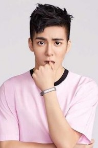 ˴